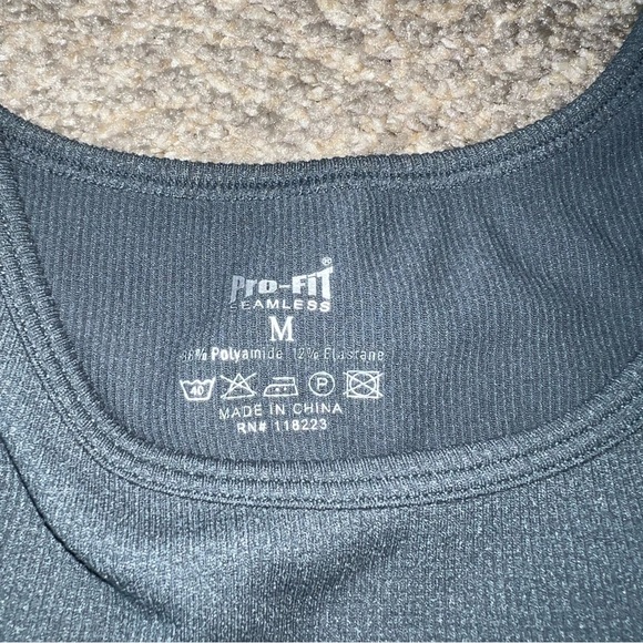 SOLD | NWOT! Pro Fit Seamless - Blue Cropped Tank Top - Medium - Picture 3 of 3